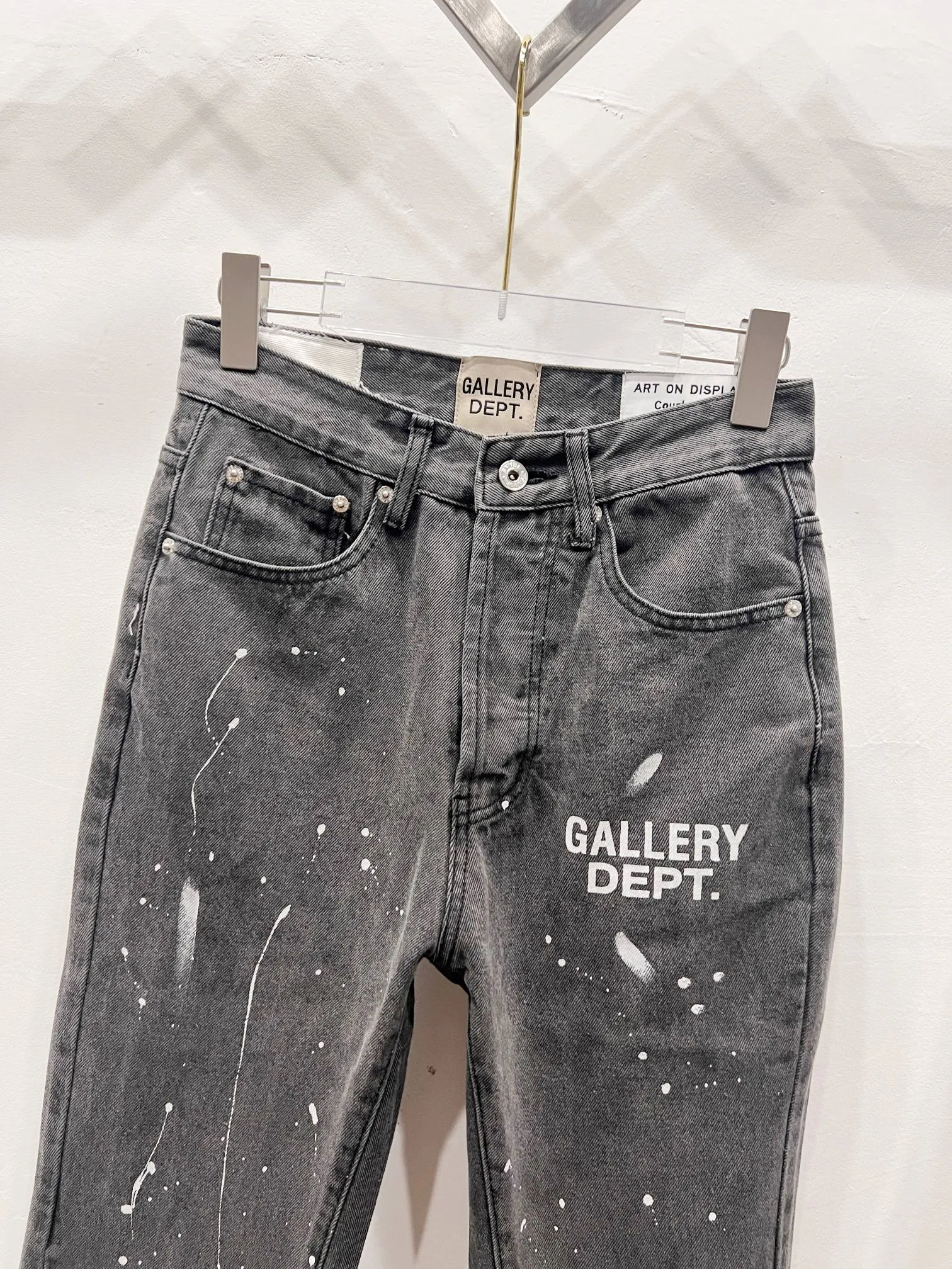 P240 Style number: (A001) GALLERY DEPT. 2025 new splash-ink hand-painted letters splicing couple style loose washed flared jeans 🔥High version🔥High version🔥 Top ceiling quality Styles with different washed textures are very friendly to people with thin legs and thick legs. The slightly flared version is very flattering. Moderate length that never goes out of style, easy to match with casually, basic styling for various styles, a must-have in the wardrobe! The fabric is stiff but also makes the upper body soft without losing texture. The washing process is even more perfect. It is a must-have item for everyone! ! ! Washed wheat, tag, pants label, three complete labels Color: washed black, washed blue Size: 28, 30, 32, 34 (four sizes)